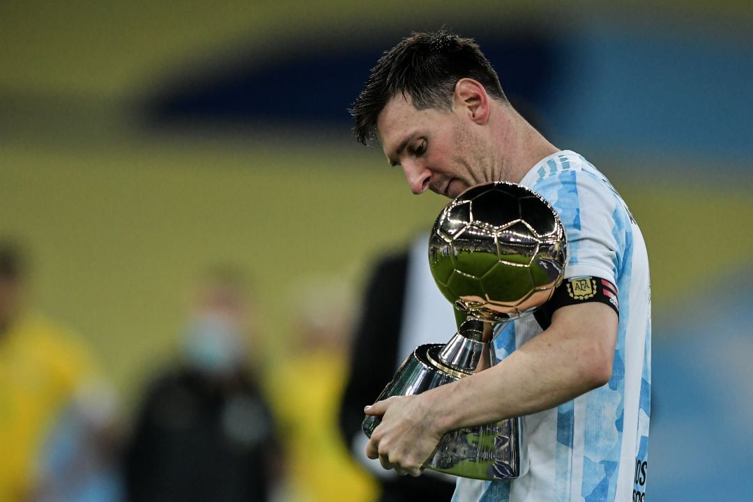 Leo Messi con el título de la Copa América