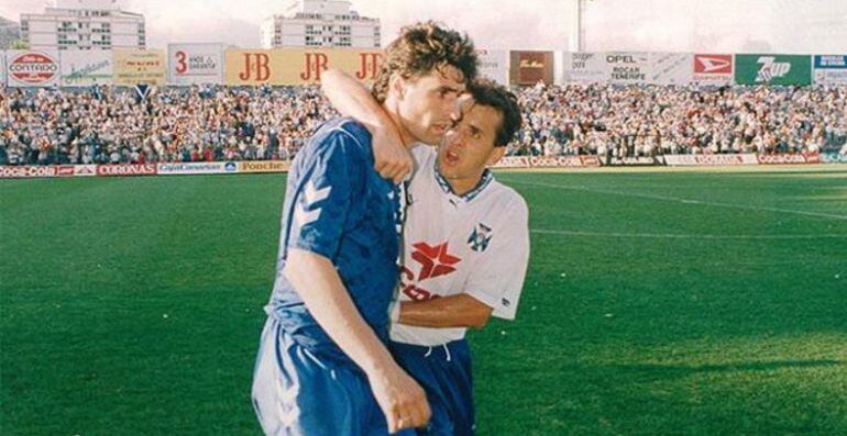 Míchel es consolado por Estebaranz 