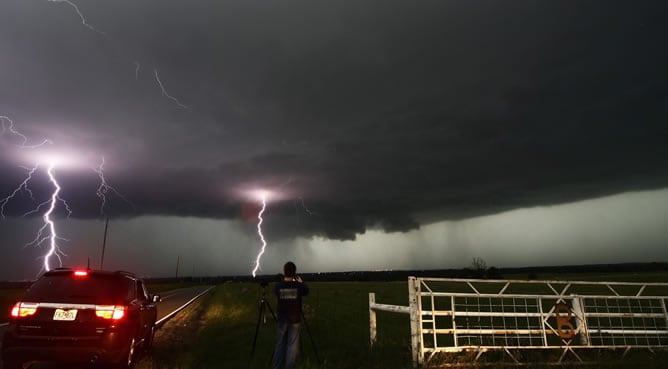 Varios rayos durante el tornado que ha tenido lugar en Oklahoma.