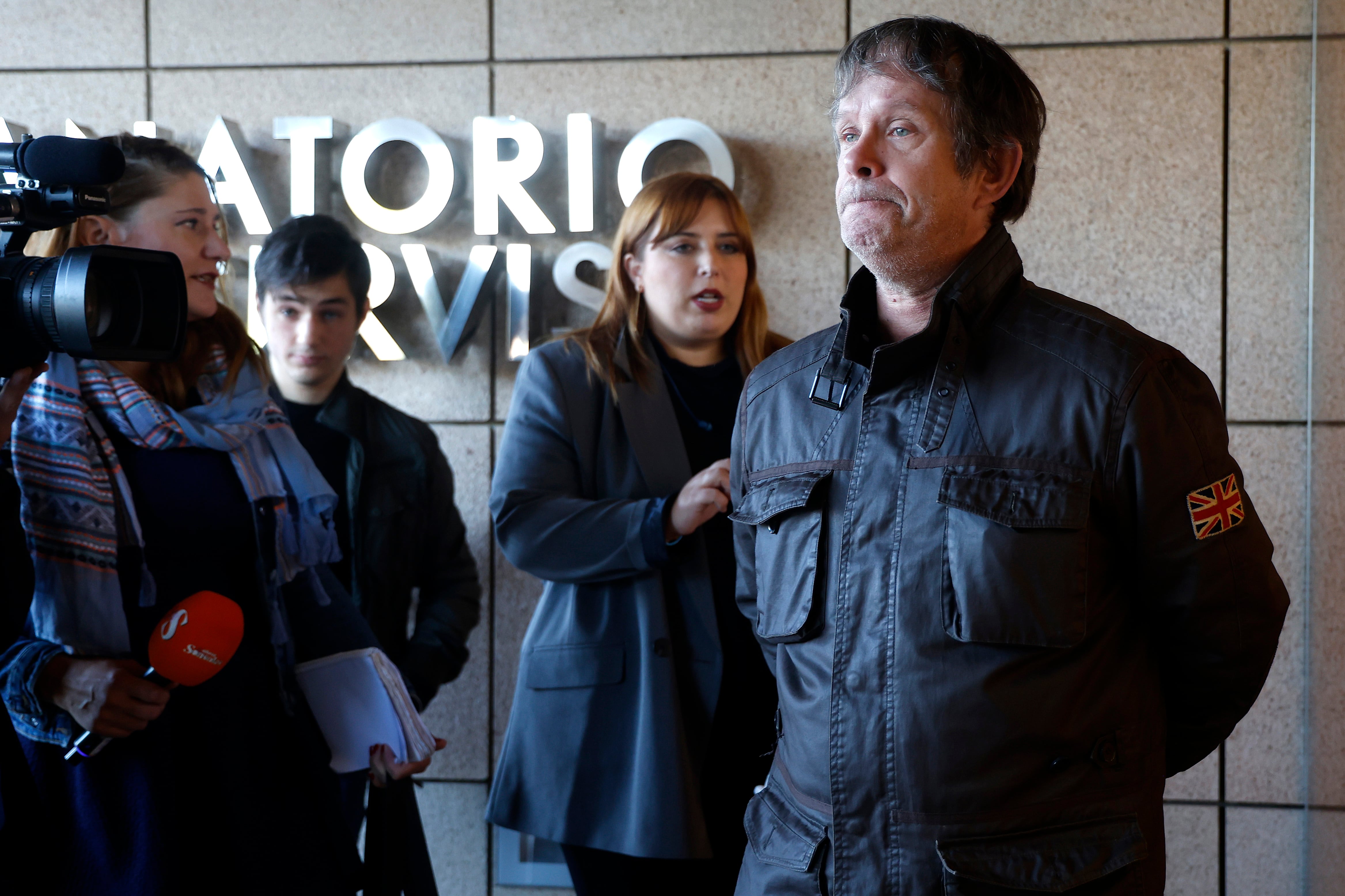 Paco Rodríguez, hijo de Paco Arévalo, atiende a los medios a su llegada al tanatorio donde descansan los restos mortales su padre, fallecido anoche a los 76 años de edad. El entierro tendrá lugar este viernes en el cementerio de la Paz de Valencia.