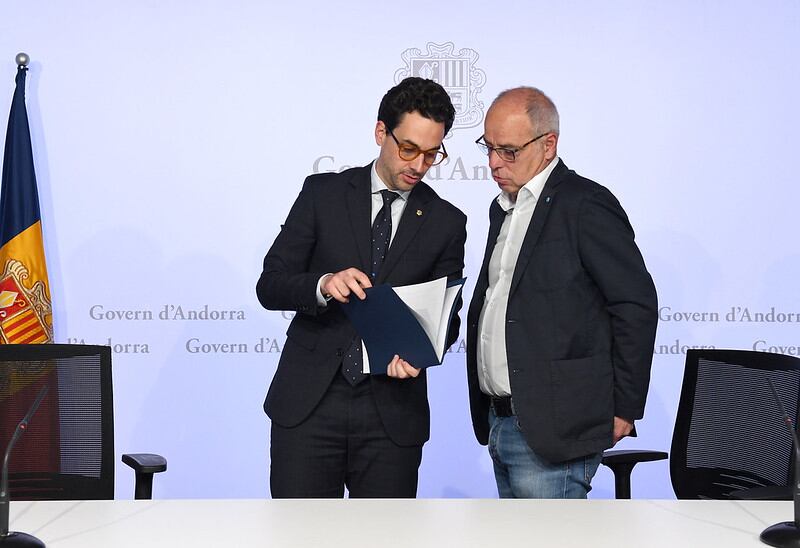 El ministre de Medi Ambient Guillem Casal i el president de l'APRA Xavier Coma, durant la roda de premsa