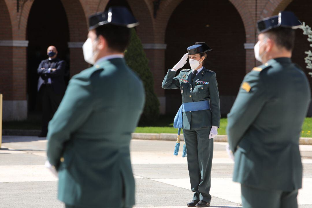 La teniente coronel Silvia Gil Cerdá (c) durante la toma de posesión como jefa de la Comandancia de la Guardia Civil en Teruel, a 5 de abril de 2021, en la Comandancia de la Guardia Civil de Teruel, Aragón (España)