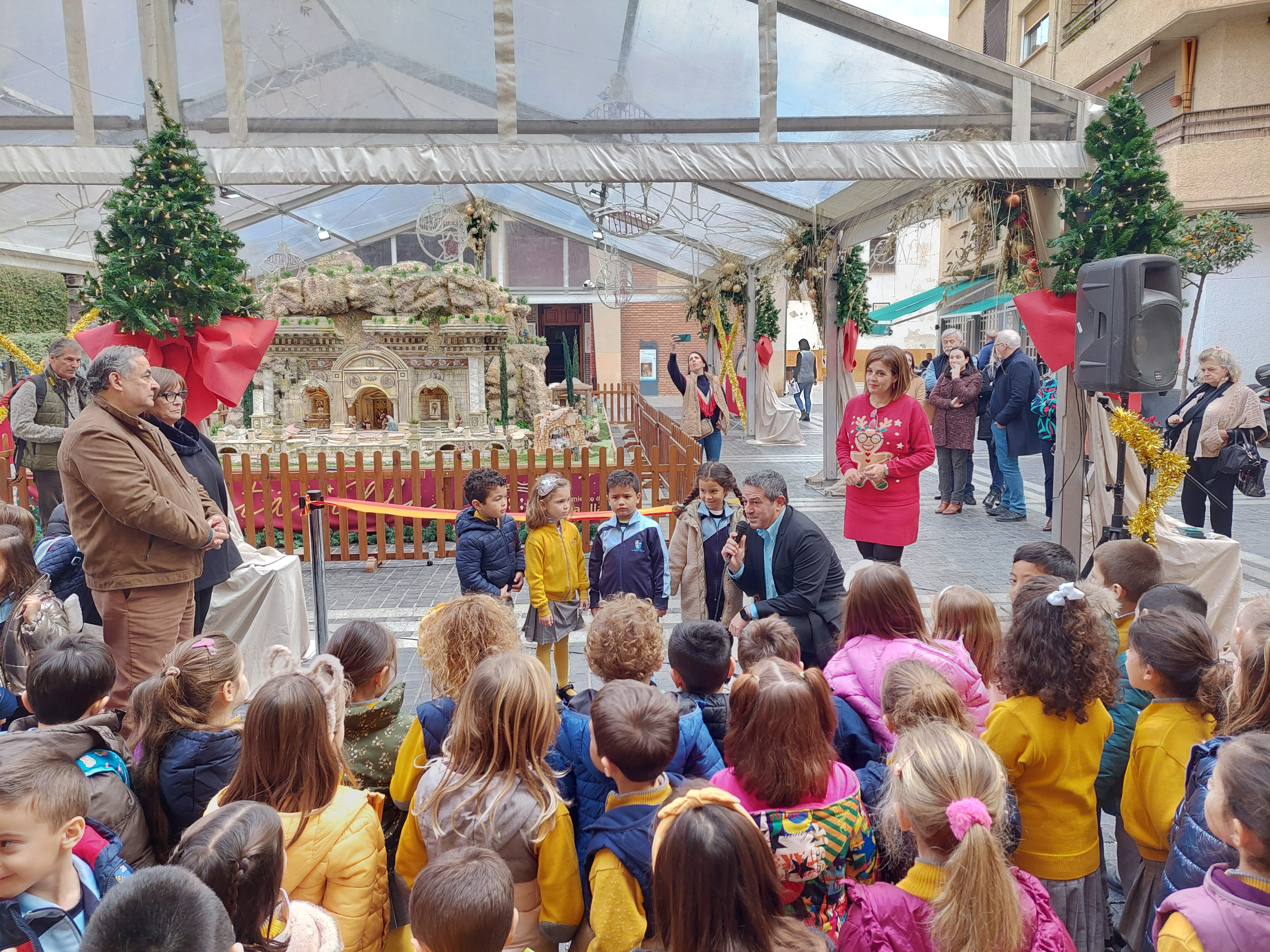 Más de 400 escolares de Educación Infantil participan en la inauguración del Belén Municipal de Alcantarilla