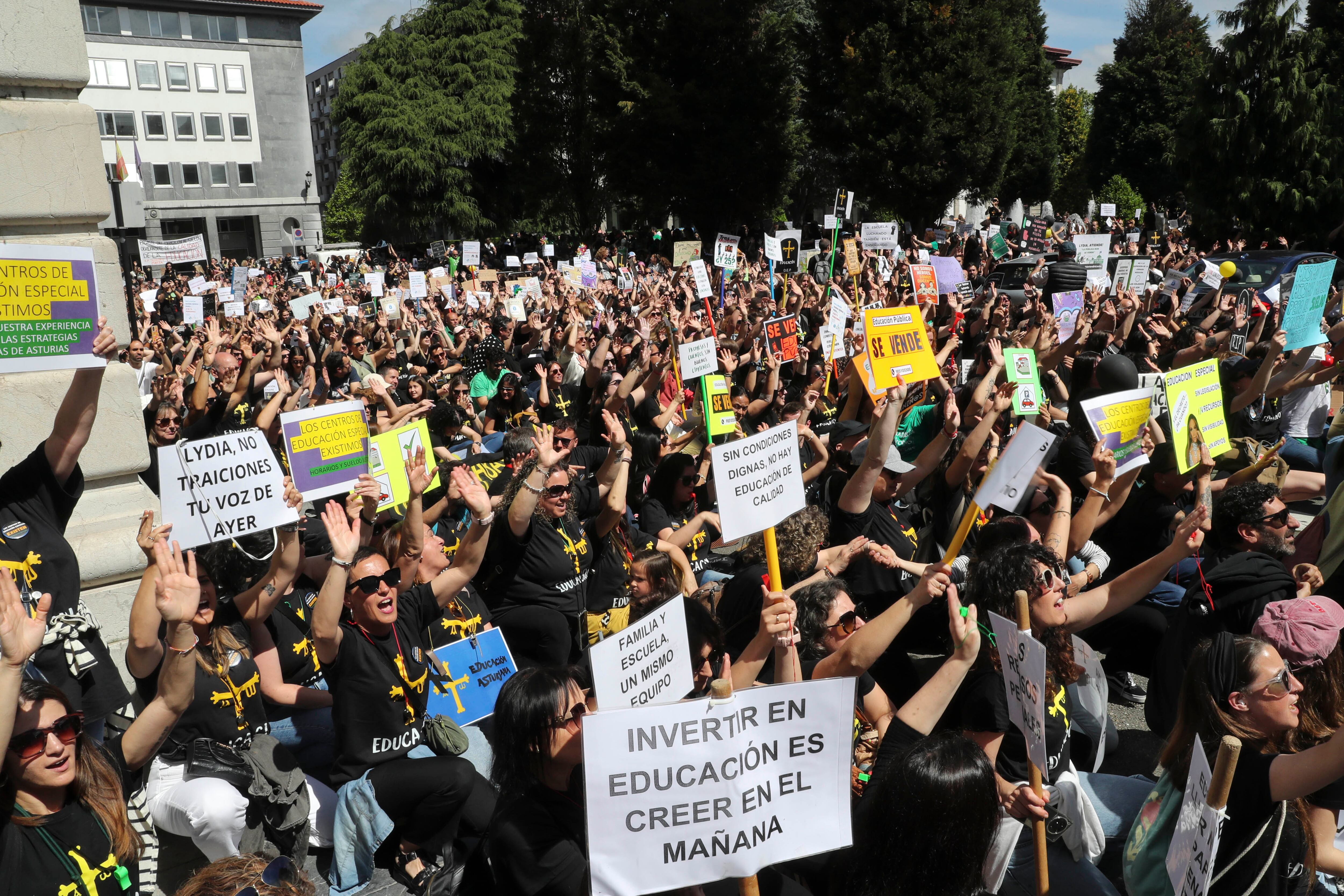 OVIEDO (ASTURIAS), 27/05/2025.- Manifestación de docentes convocada este martes en la Plaza de España de Oviedo, donde se ubica la Consejería de Educación EFE/ J.L. Cereijido
