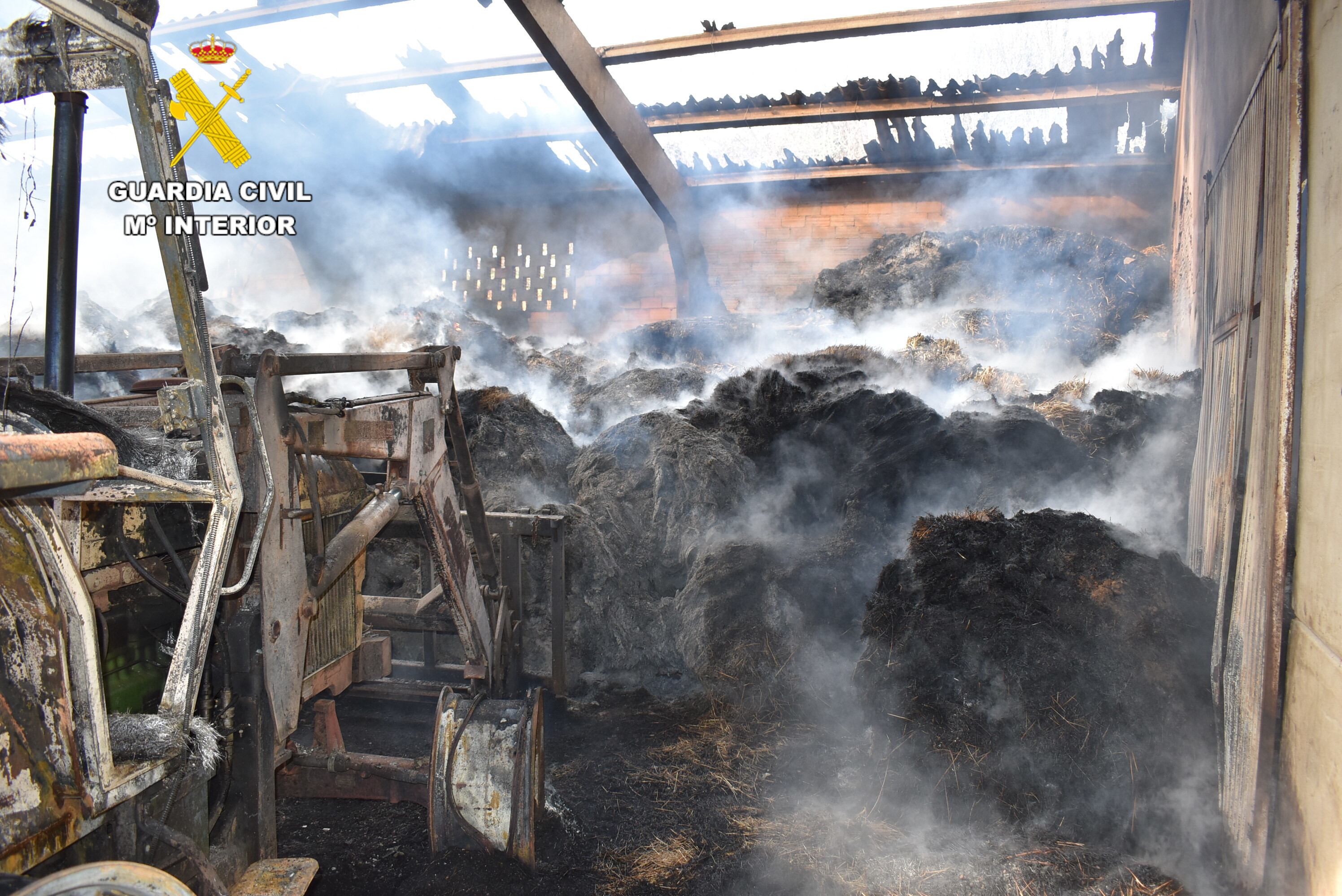 El incendio arrasó dos naves agrícolas de Barrillos de las Arrimadas