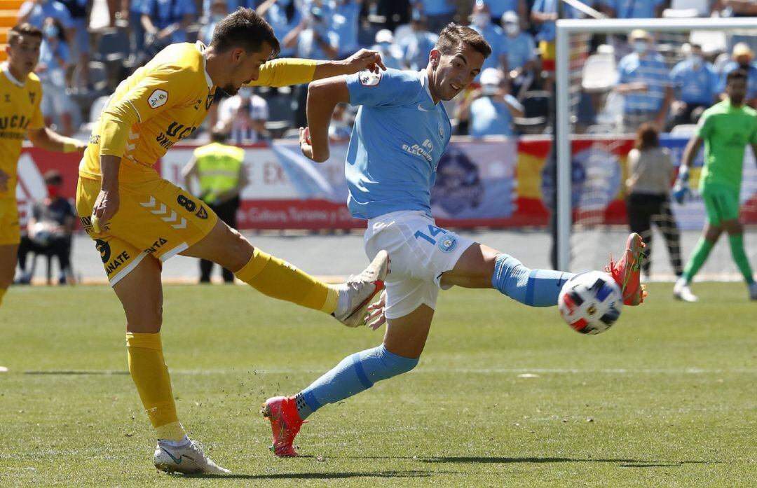 Rafa de Vicente rechaza el balón en Javi Pérez