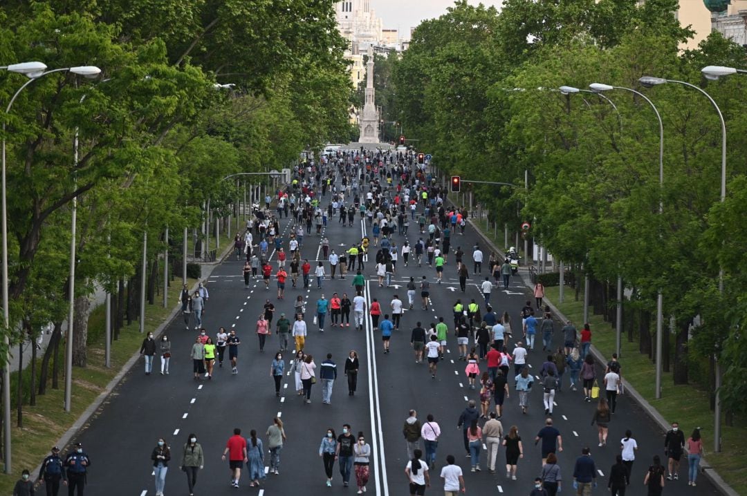 Multitud de personas pasean y hacen ejercicio por el Paseo de la Castellana, en Madrid