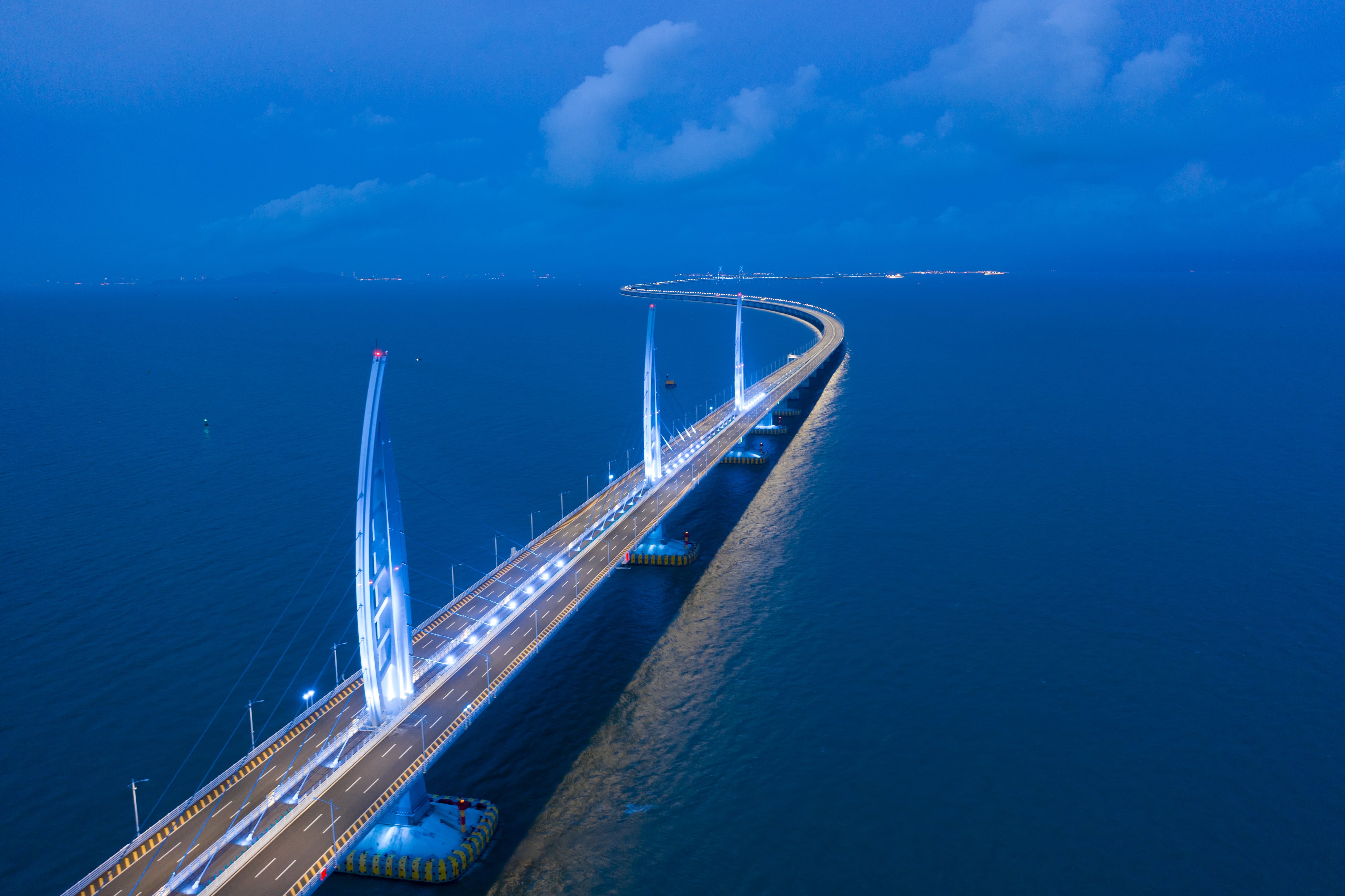 Vista aérea del puente HZMB por la noche / Getty Images.