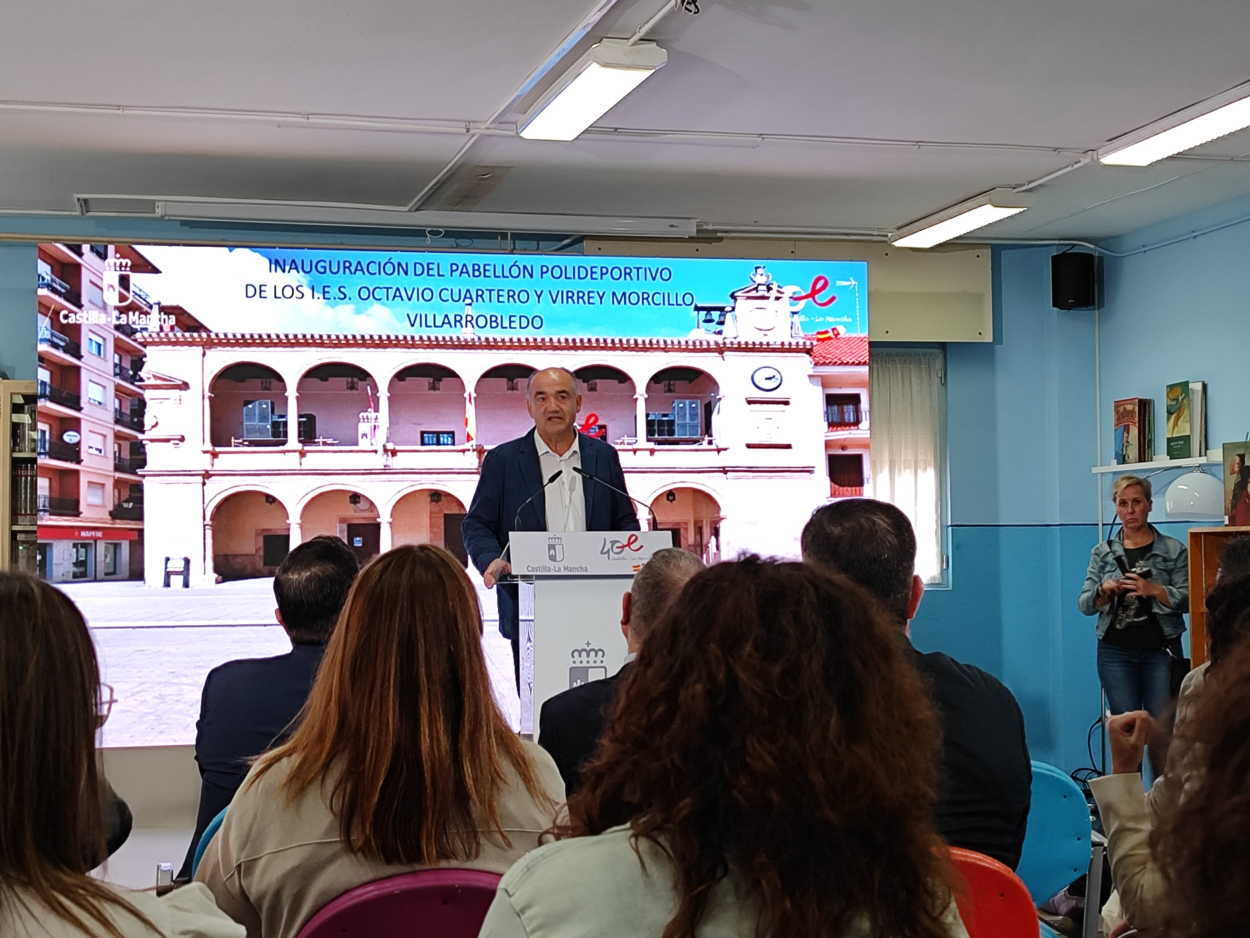 Valentín Bueno habla a los periodistas en la inauguración del nuevo pabellón polideportivo de los institutos Octavio Cuartero y Virrey Morcillo