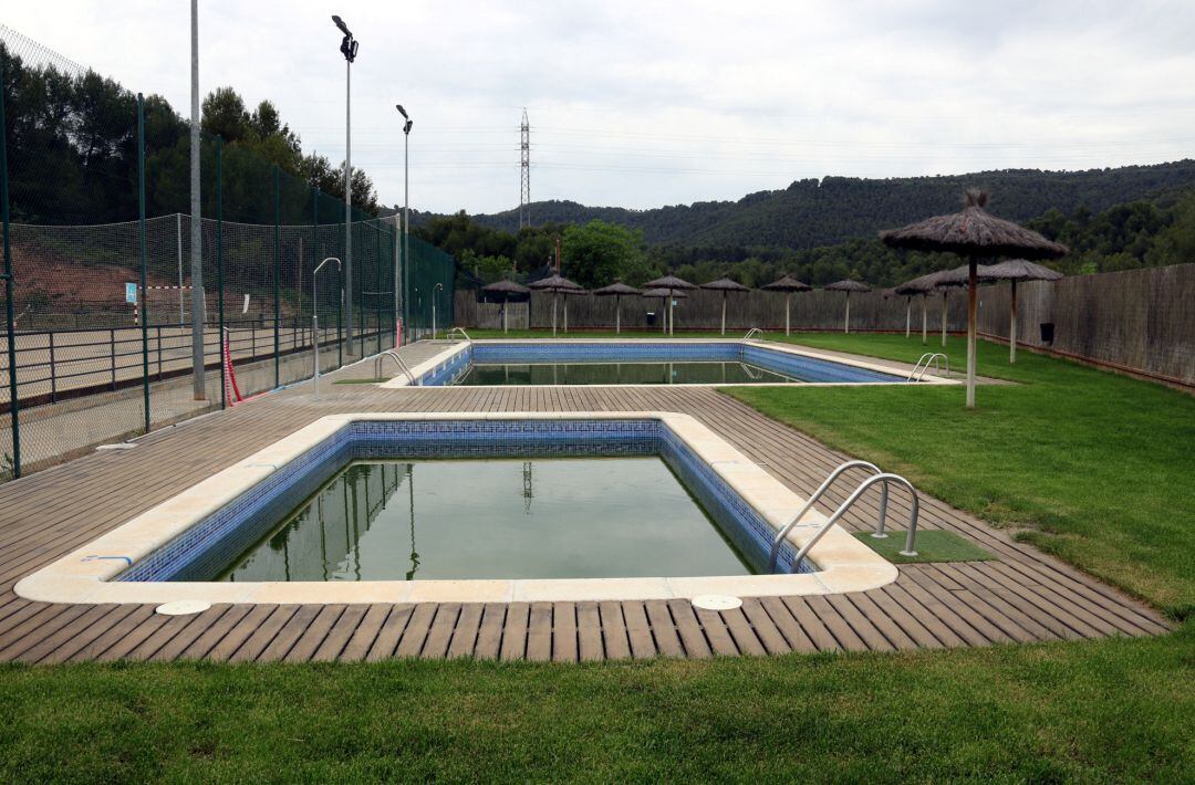 Imagen de archivo de varias piscinas.