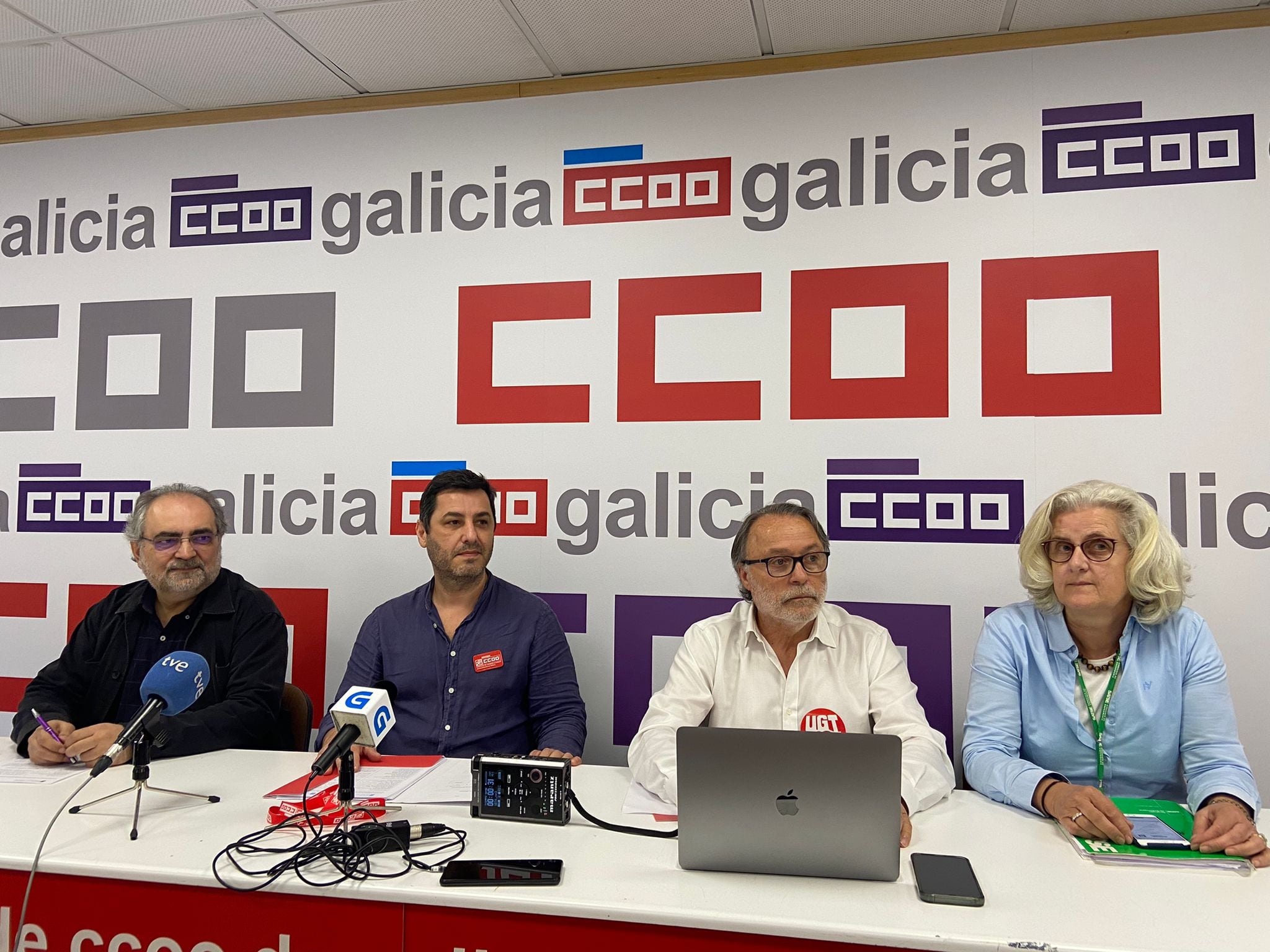 Manuel Moreira (CIGa), Javier González (CCOO), Javier Martínez (UGT) y Malules Carbajo (Satse)