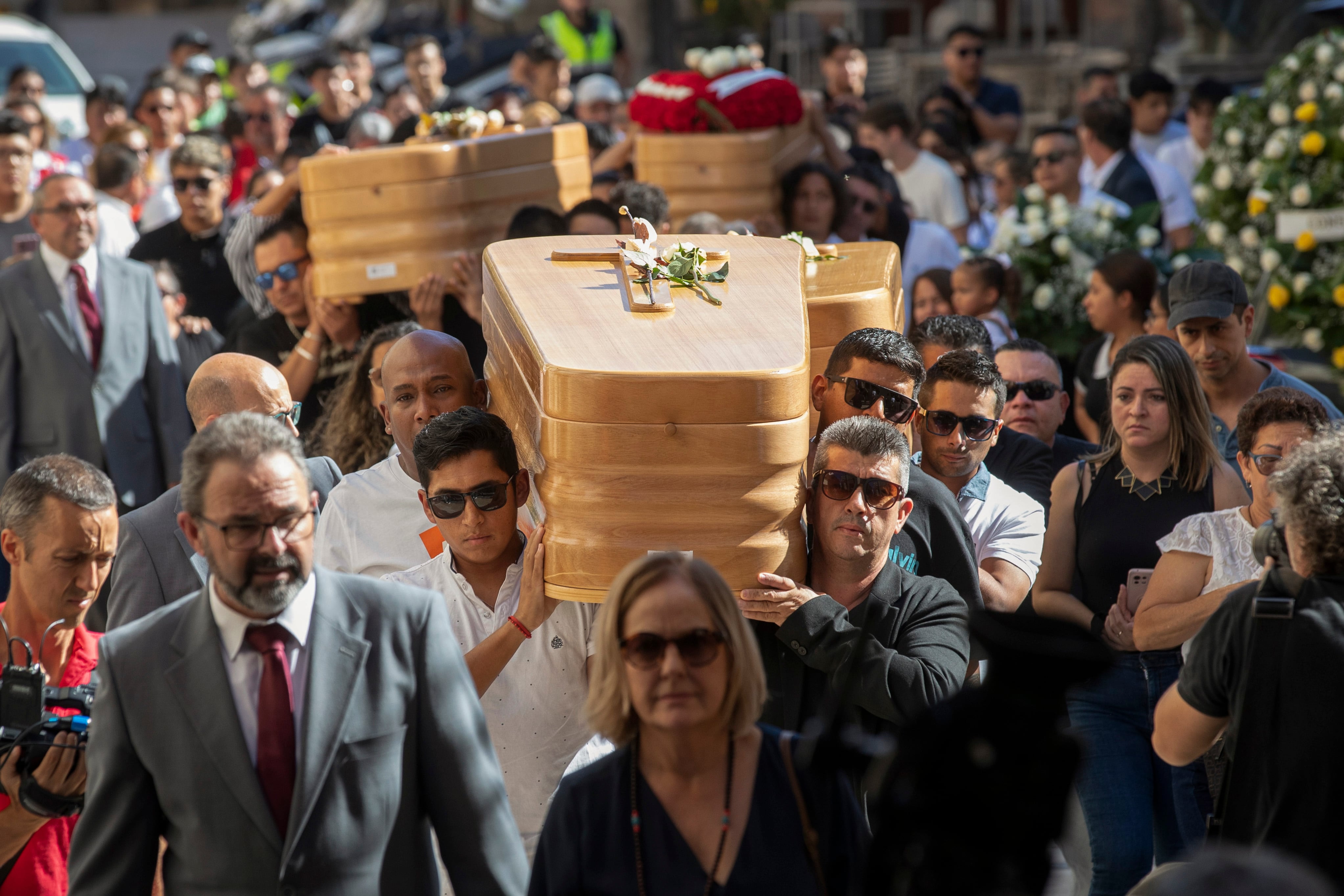 Numerosos familiares y amigos de Leidy Paola Correa, Kevin Alejandro Gómez, Rosa María Rosero y Jorge Enrique Batioja les han dado este jueves el último adiós en un funeral celebrado en la Iglesia del Salvador de Caravaca de la Cruz, cinco días después del trágico incendio en el que perdieron la vida en Murcia. EFE/Marcial Guillén