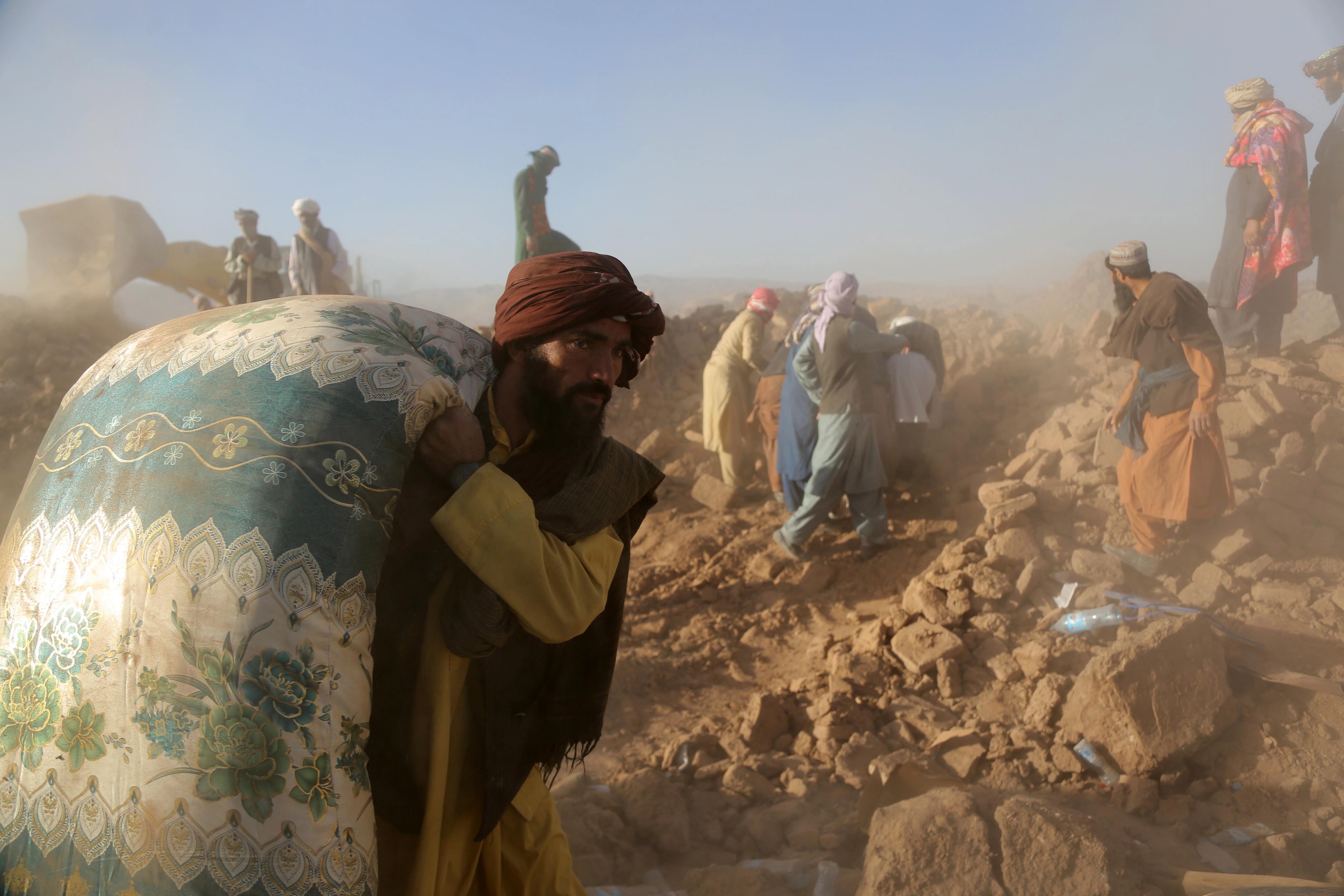 Personas afectadas por el terremoto en Herat (Afghanistán).