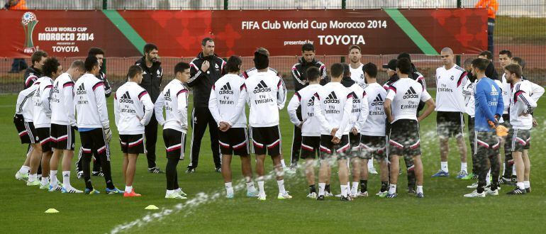 Los jugadores del Real Madrid, durante el entrenamiento efectuado este lunes en el complejo deportivo Moulay Hassan de Rabat, en la víspera de su partido de semifinales del Mundial de Clubes que le enfrenta al Cruz Azul mexicano en Marraquech.