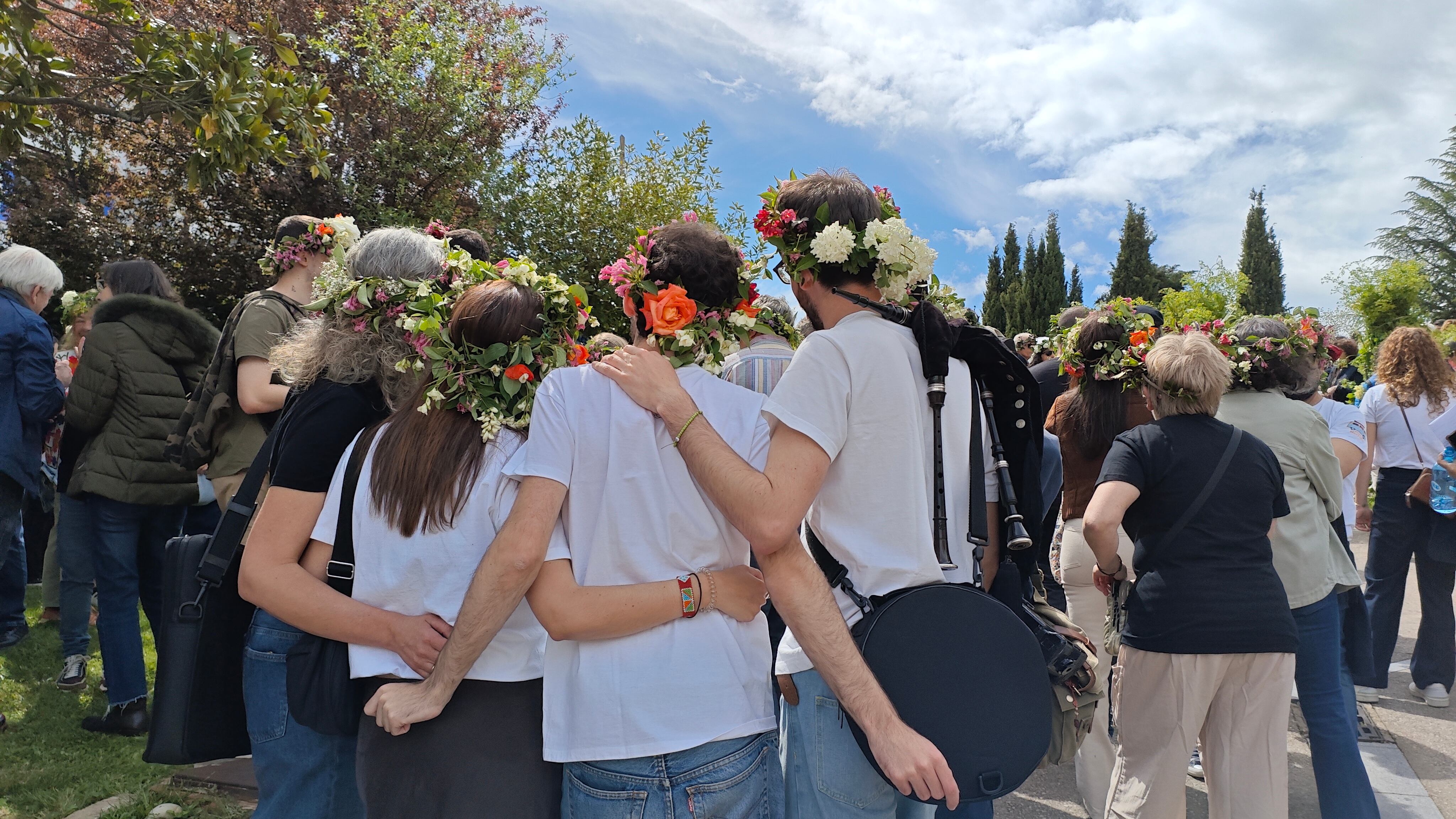 Acompañando a los 'maios'