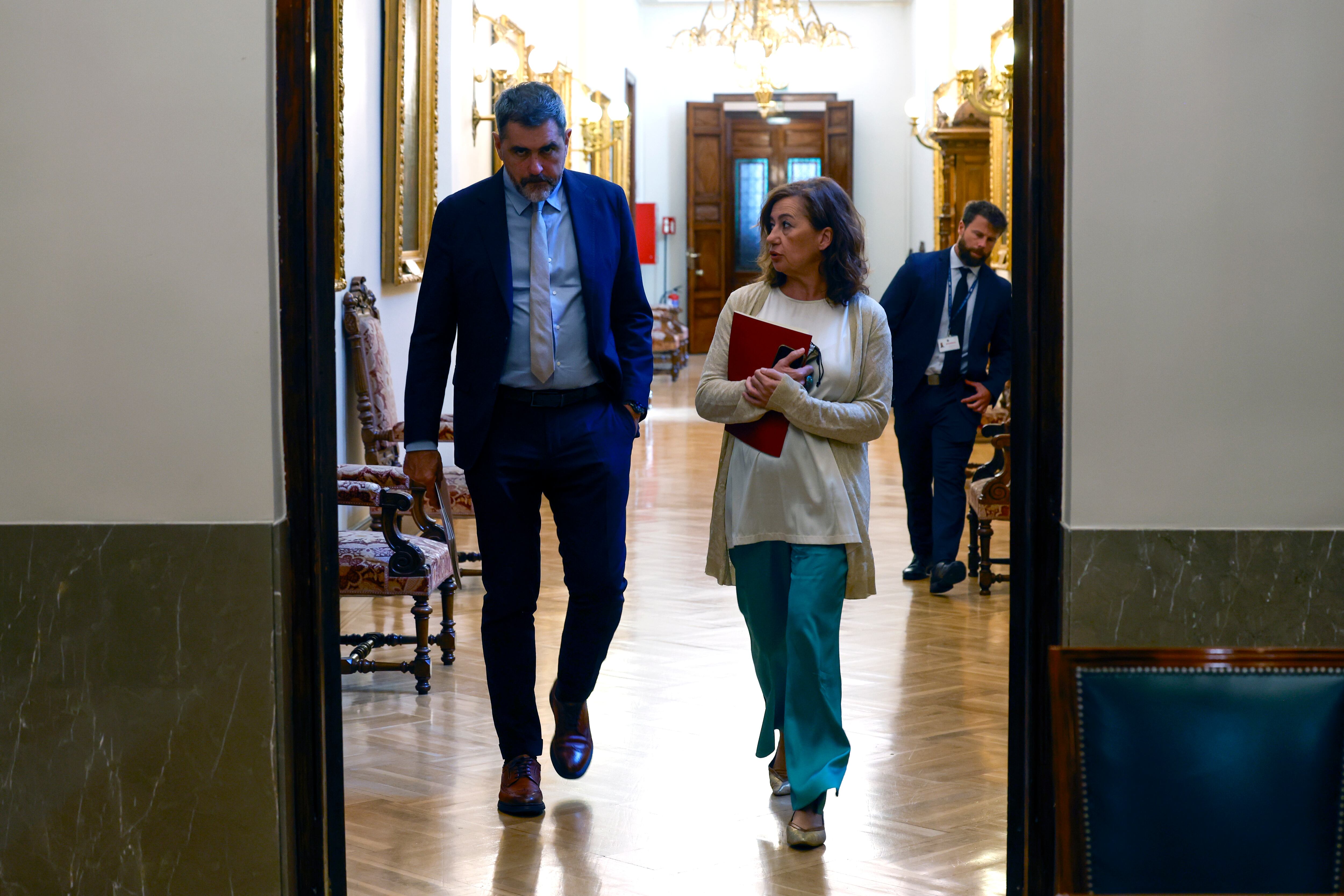 La presidenta del Congreso, Francina Armengol (d) tras la reunión de la Junta de Portavoces del Congreso.