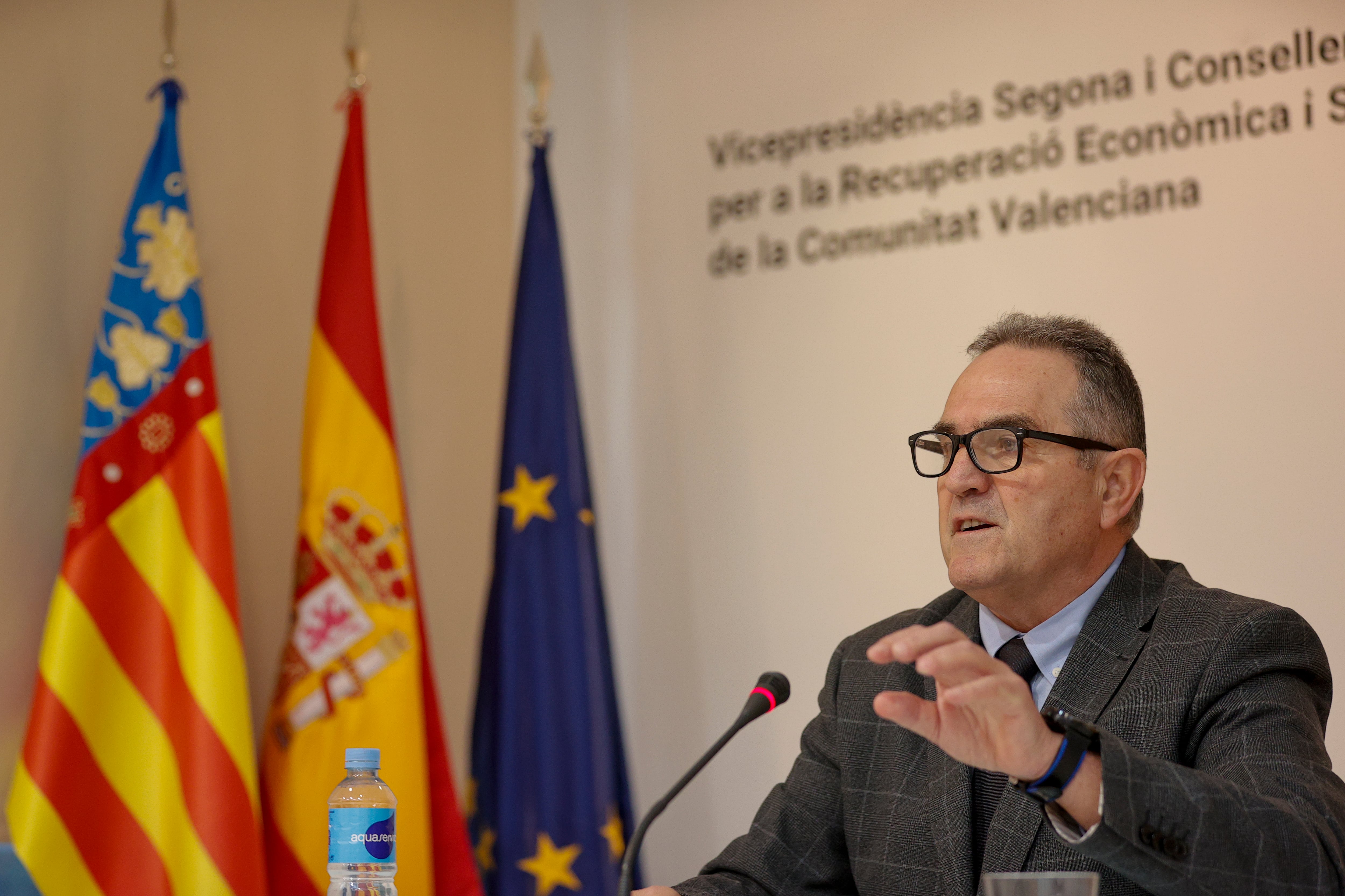 GRAFCVA4008. VALENCIA, 02/12/2024.- El vicepresidente segundo del Gobierno valenciano y conseller para la Recuperación Económica y Social, Francisco José Gan Pampols, durante su primera rueda de prensa, celebrada seis días después de su toma de posesión, en la que ha indicado que los principios que presiden la actuación de la Conselleria que dirige son los de &quot;agilidad, coordinación, transparencia, claridad, rigor, profesionalidad y determinación&quot;. EFE/Manuel Bruque
