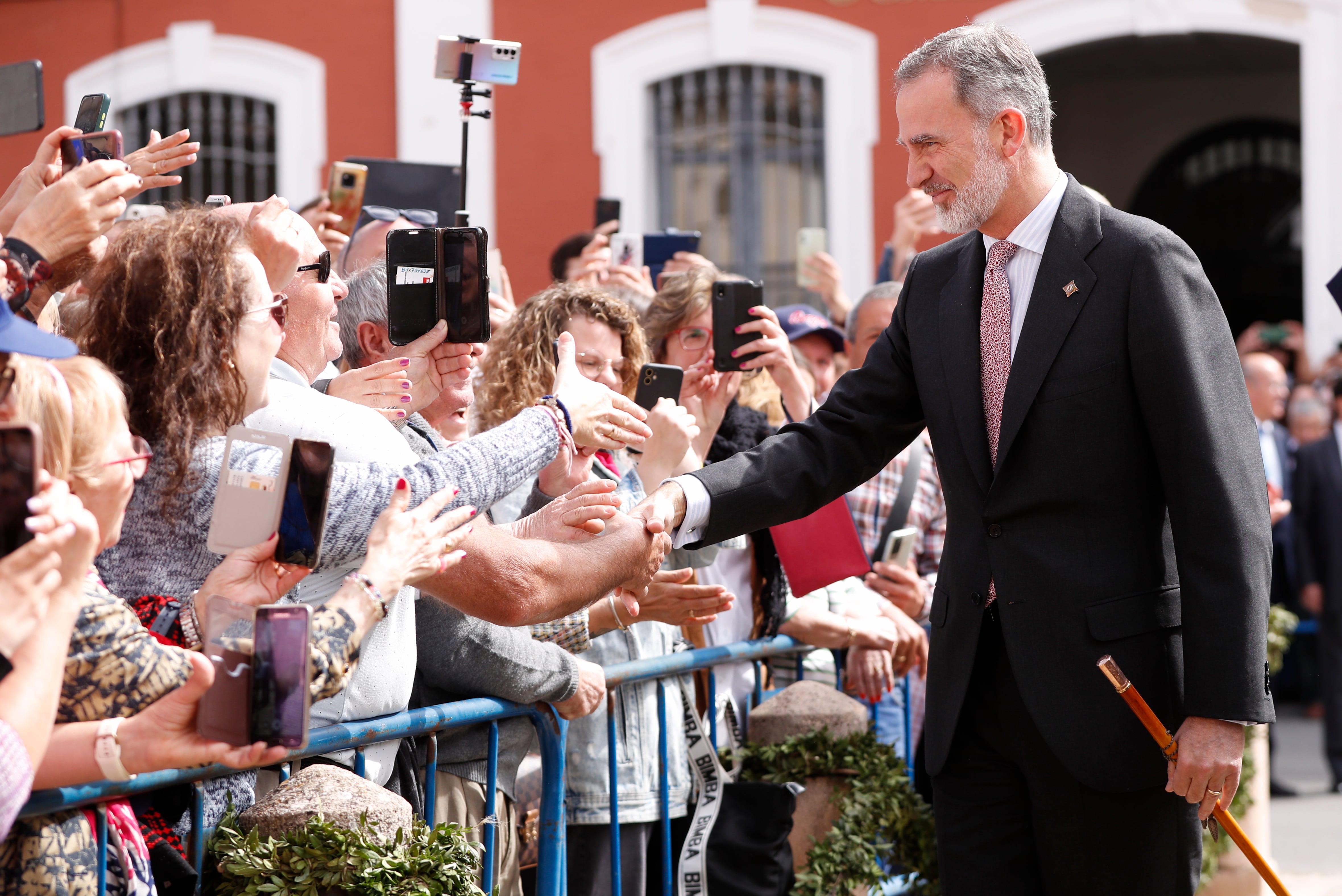 RONDA (MÁLAGA), 19/04/2023.- El rey Felipe VI saluda a las personas que lo esperaban a su llegada a la localidad malagueña de Ronda donde este miércoles visita la Real Maestranza de Caballería con motivo de su 450 aniversario, y en la que además presidirá una junta general extraordinaria, presenciará un espectáculo ecuestre en la plaza de toros y realizará un recorrido por las instalaciones de esta institución. EFE/Jorge Zapata
