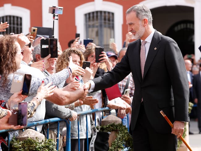 RONDA (MÁLAGA), 19/04/2023.- El rey Felipe VI saluda a las personas que lo esperaban a su llegada a la localidad malagueña de Ronda donde este miércoles visita la Real Maestranza de Caballería con motivo de su 450 aniversario, y en la que además presidirá una junta general extraordinaria, presenciará un espectáculo ecuestre en la plaza de toros y realizará un recorrido por las instalaciones de esta institución. EFE/Jorge Zapata