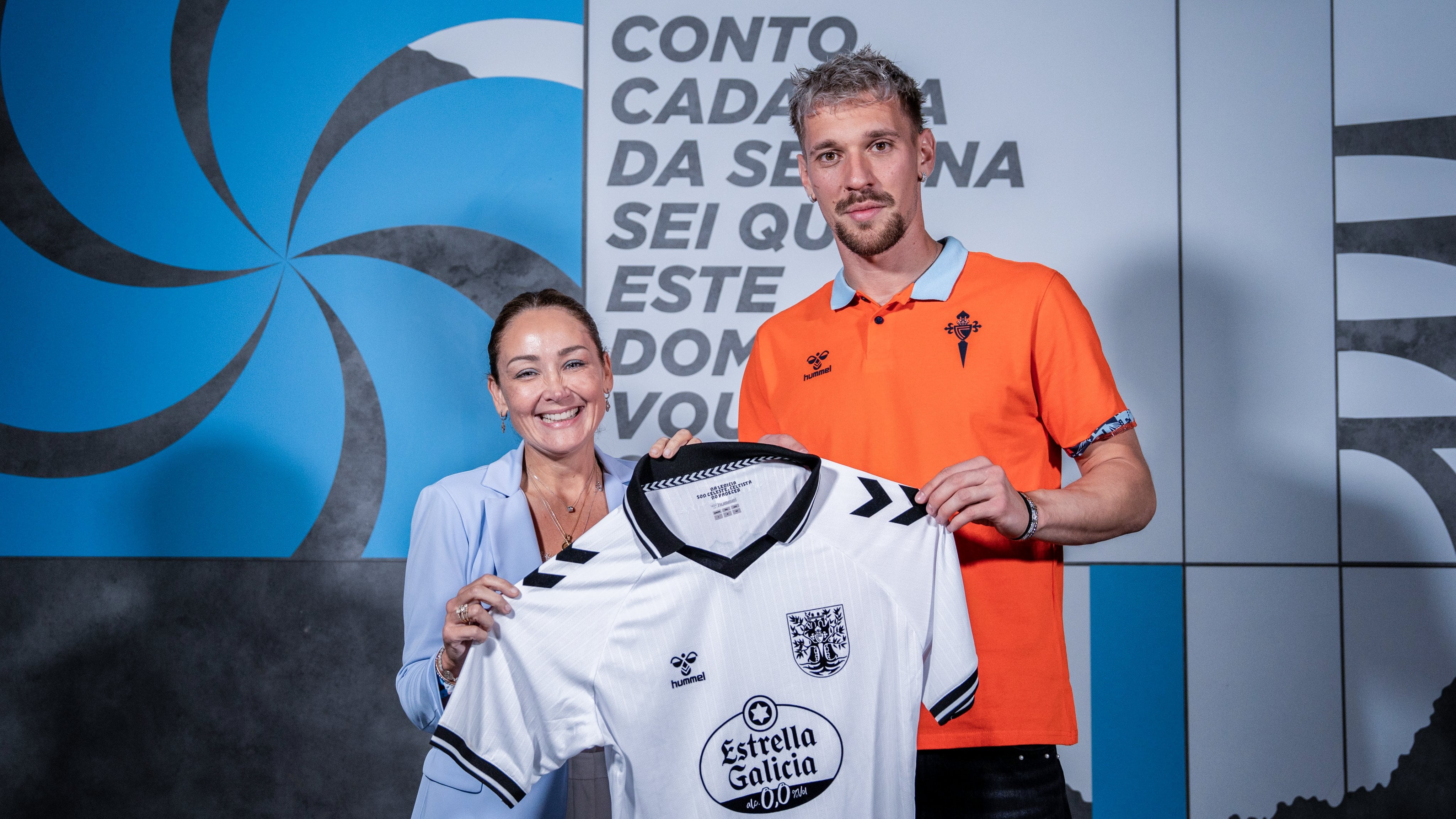 Marián Mouriño posa con la camiseta del Celta junto a Radu