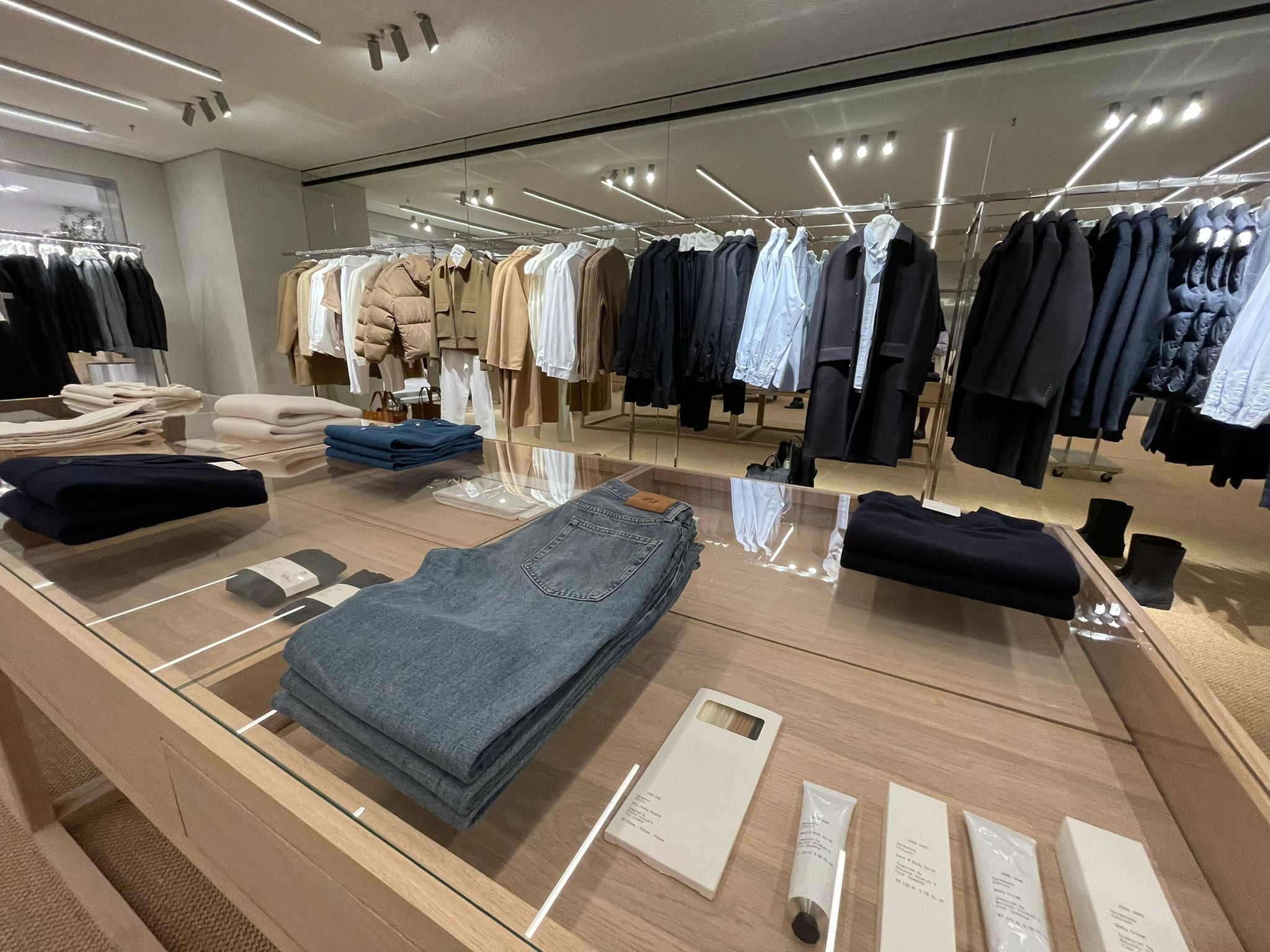 Sección de hombre en la nueva tienda de Zara en Boulevard Austria