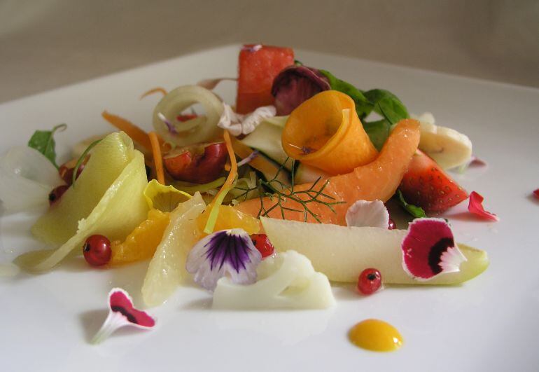 Ensalada de frutas, verduras y flores (Restaurante Raff, Cuenca).
