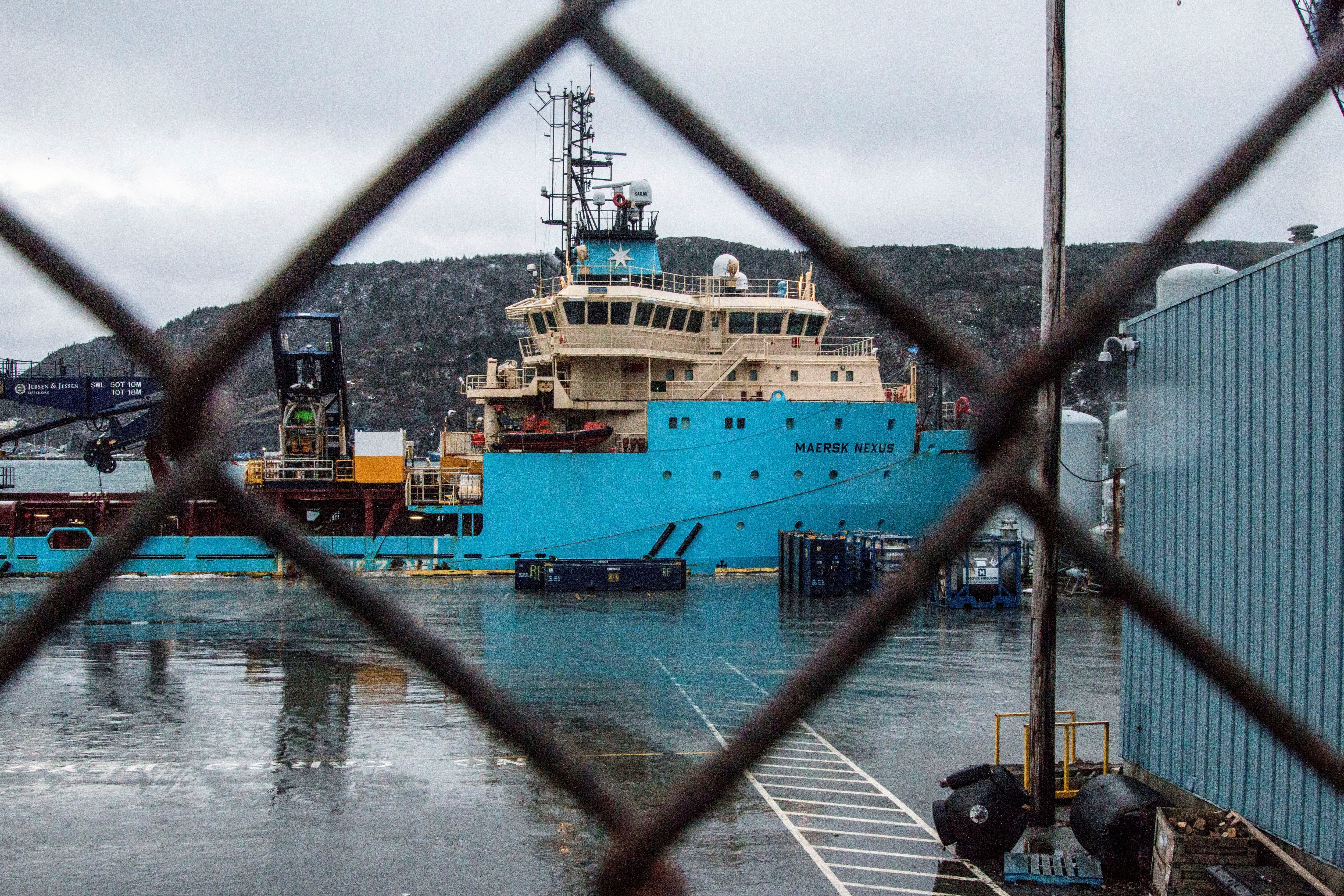 Earco canadiense Maersk Nexus antes de que personal de una funeraria desembarcara los cuerpos de dos tripulantes del pesquero español Villa de Pitanxo, en el puerto de San Juan de Terranova (Canadá).