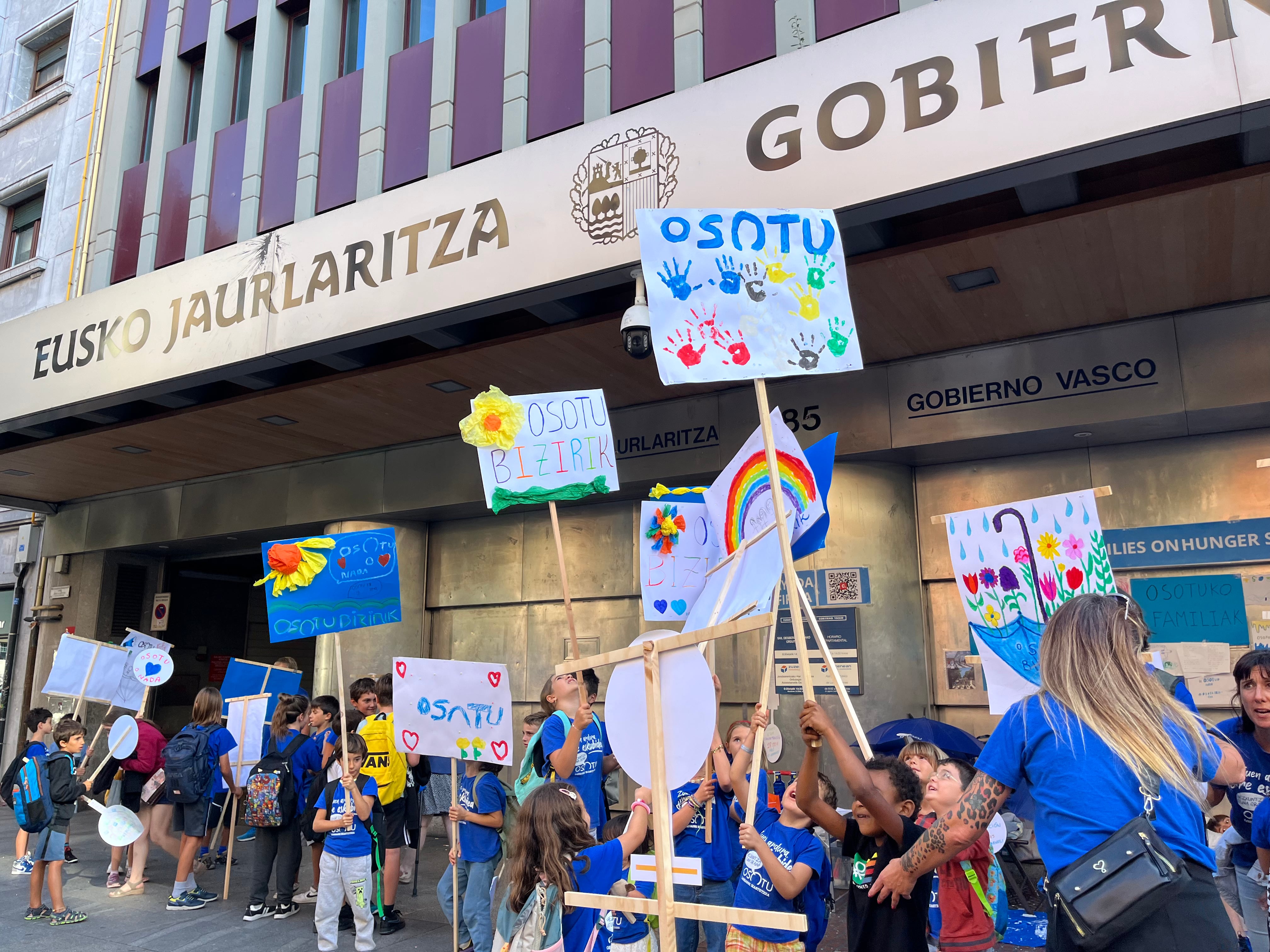 Concentración frente a la sede del Gobierno Vasco para reclamar la continuidad del colegio Osotu Lanbarri.