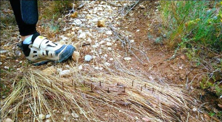 Trampa para ciclistas camuflada