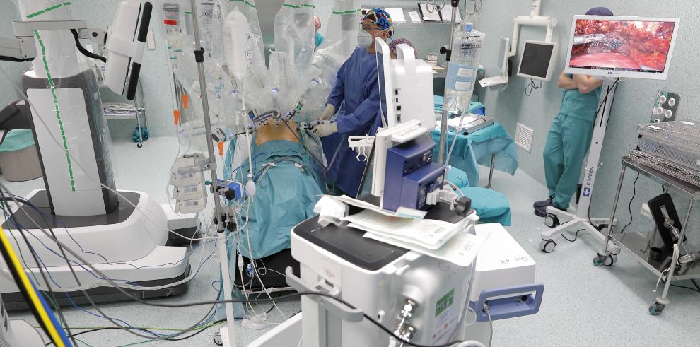 El Hospital Miguel Servet lleva a cabo su primera intervención  asistida por el robot Da Vinci