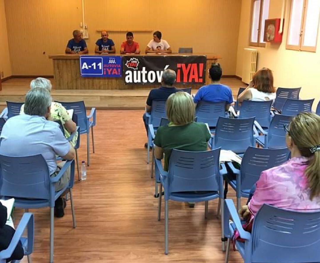 Portavoces de A-11 Pasos (izda) y de SoriaYa (dcha) acompañados por el secretario comarcal de CCOO en Aranda durante la reunión informativa mantenida con colectivos sociopolíticos de la Ribera burgales