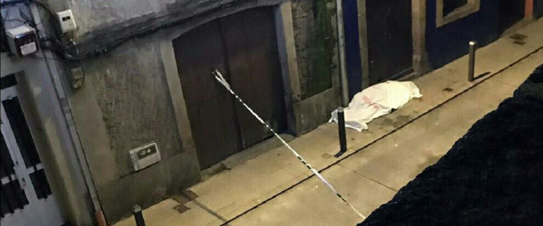 Cadáver del hombre tendido en el suelo