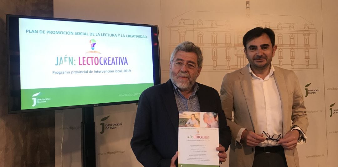 El promotor de la iniciativa, Pedro Molino (izqda), y el diputado de Cultura y Deportes, Juan Ángel Pérez,. durante la presentación de &#039;Jaén: LectoActiva&#039;.