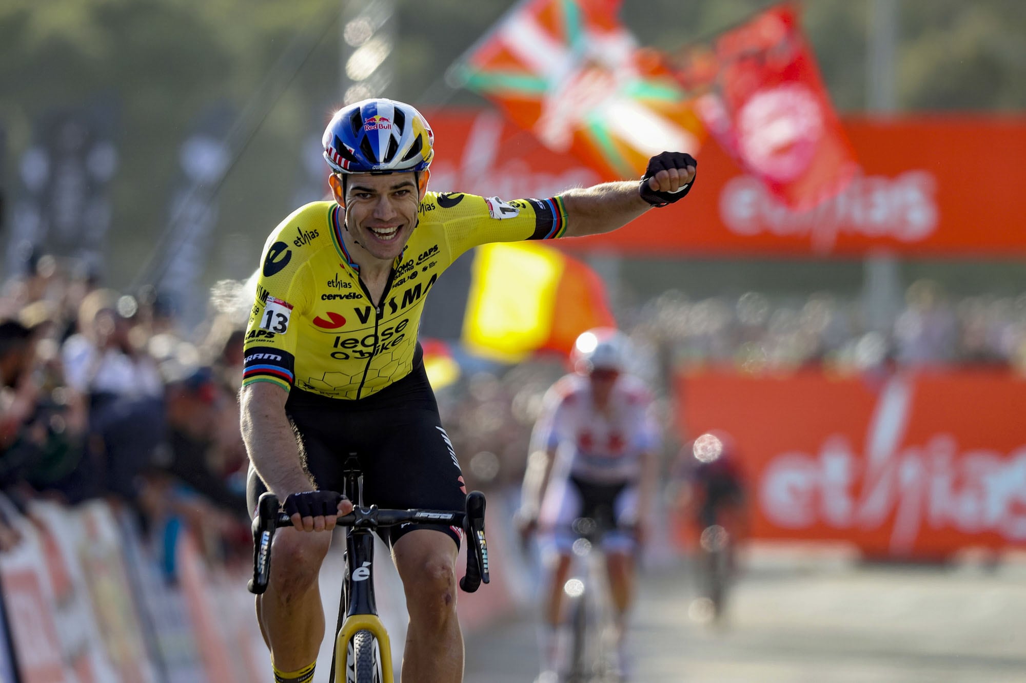 Wout Van Aert celebra su triunfo de 2024 en Benidorm