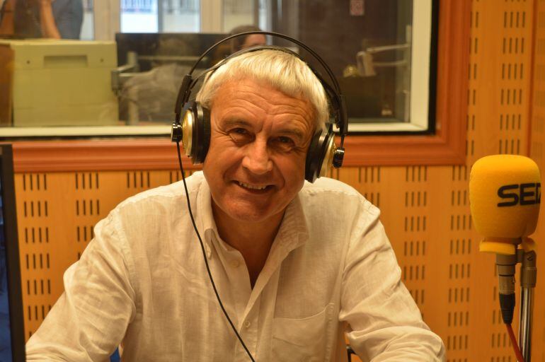 El Diputado vizcaíno de Transportes en los estudios de Radio Bilbao