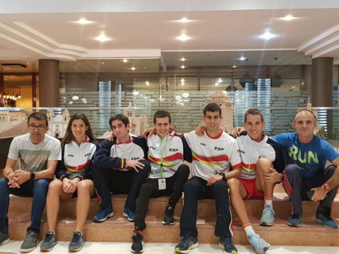 Alex Montero,(Cuarto por la izquierda), con su entrenador, Alfredo González, (Primero por la derecha) y el resto de componentes de la Selección Española de Atletismo, después de conseguir en Coímbra (Portugal), el subcampeonato del mundo de media maratón.