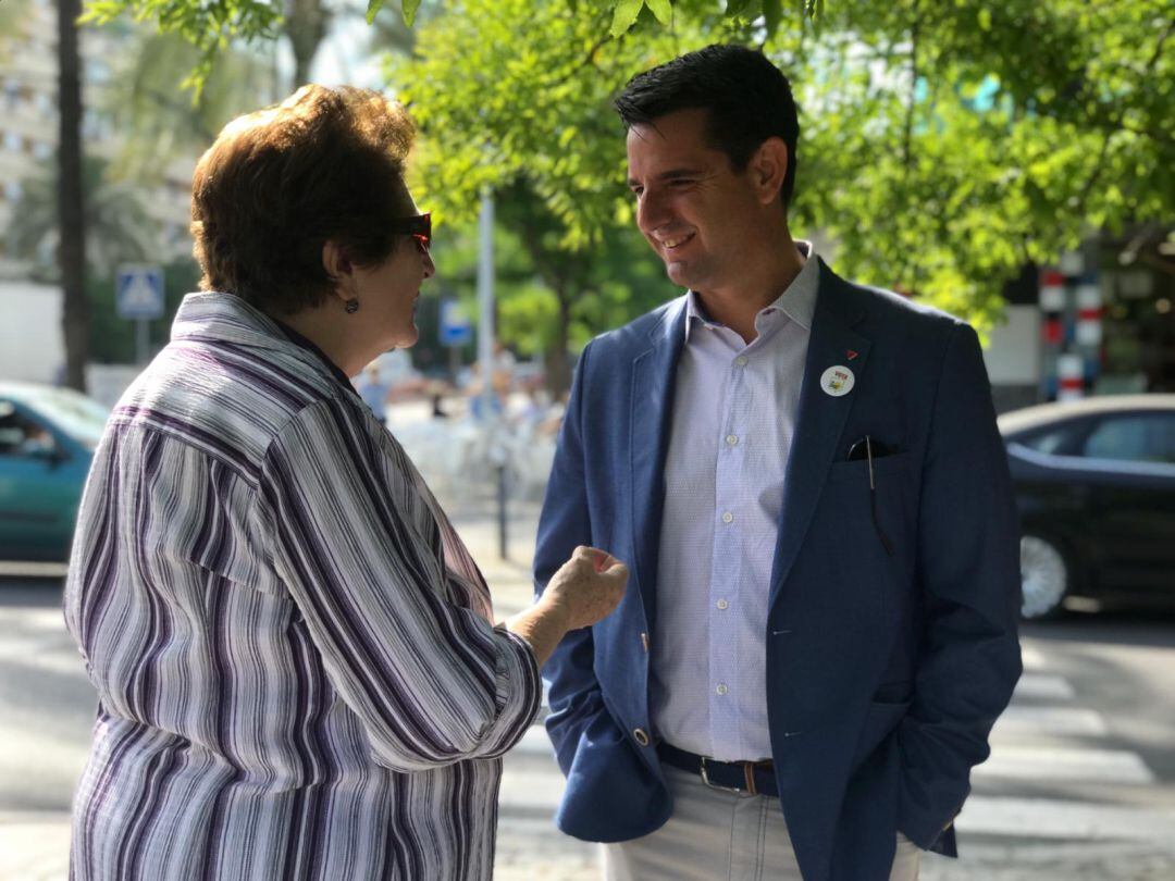 El candidato de Izquierda Unida, Pedro García, atendiendo a una vecina en las proximidades de la Plaza de Andalucía 