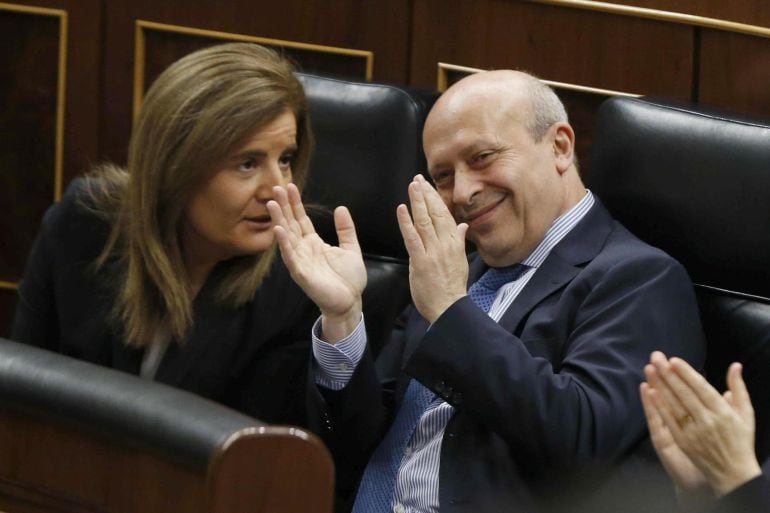 GRA021. MADRID, 11/02/2015.- El ministro de Educación y Cultura, José Ignacio Wert, junto a la ministra de Empleo y Seguridad Social, Fátima Báñez, durante la sesión de control al Gobierno del Congreso. EFE/Juan Carlos Hidalgo