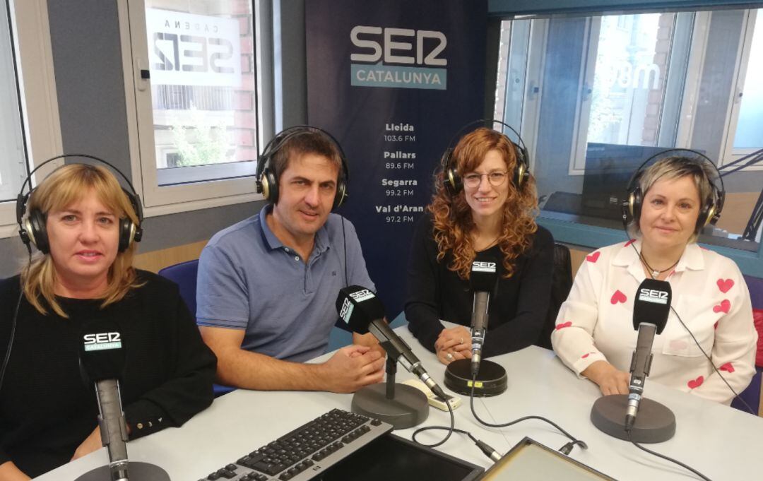 D'esquerra a dreta: Dolors Sansa, de L'Oliverar de Sanui; Jordi Garreta, que produeixen el suc de paraguaià "Ecolòrgic"; Anna Mor, de Mel de l'Oet i Eva Vila, de Cal Kika, productors de sucs i melmelades a Aitona.