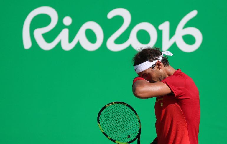 Nadal se seca el sudor durante el partido ante Nishikori