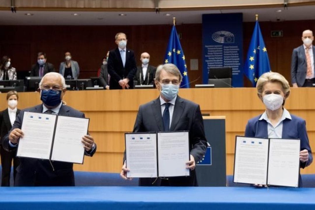 El primer ministro de Portugal António Costa, como presidente de turno de la Unión, junto con el italiano David Sassoli, presidente del Europarlamento, y la alemana Úrsula von der Leyen, presidenta de la Comisión. 