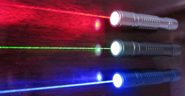 Imatge de tres punters làser amb llums de diferents colors
