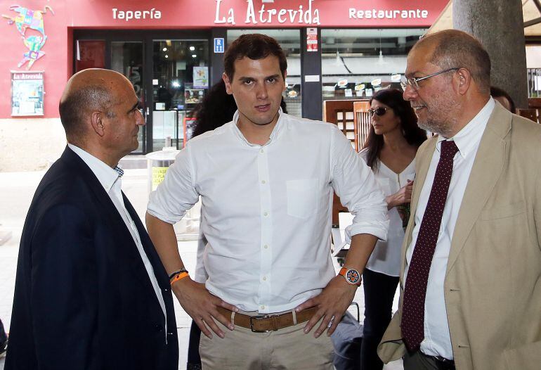 El presidente de Ciudadanos, Albert Rivera, junto al cabeza de lista del partido por Valladolid Francisco Igea, y Tomás Castillo 