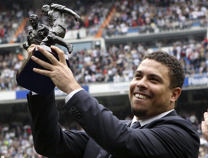 El exjugador brasileño del Real Madrid Ronaldo Nazario, que finalizó su carrera deportiva el pasado 14 de febrero, recibe un homenaje al inicio del partido correspondiente a la trigésima jornada de Liga de Primera División que el conjunto blanco disputa c