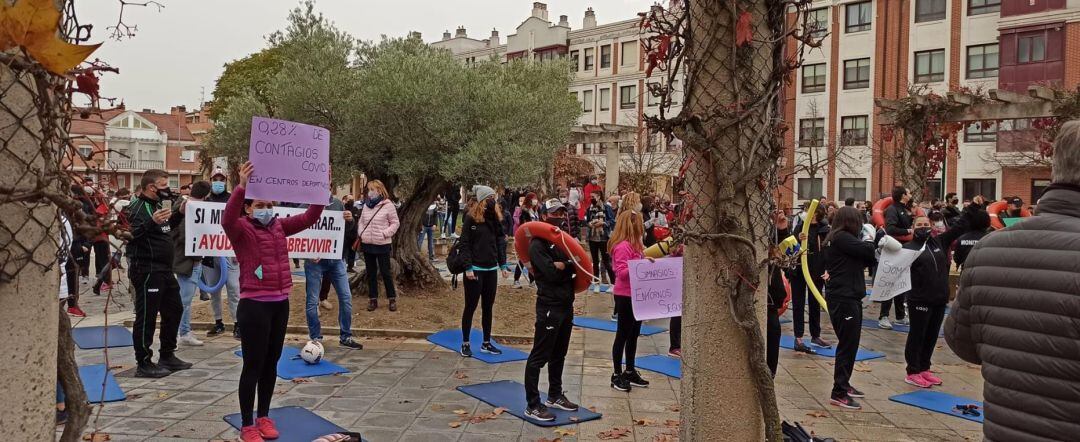 Manifestación en contra del cierre de los gimnasios y centros deportivos en Valladolid.