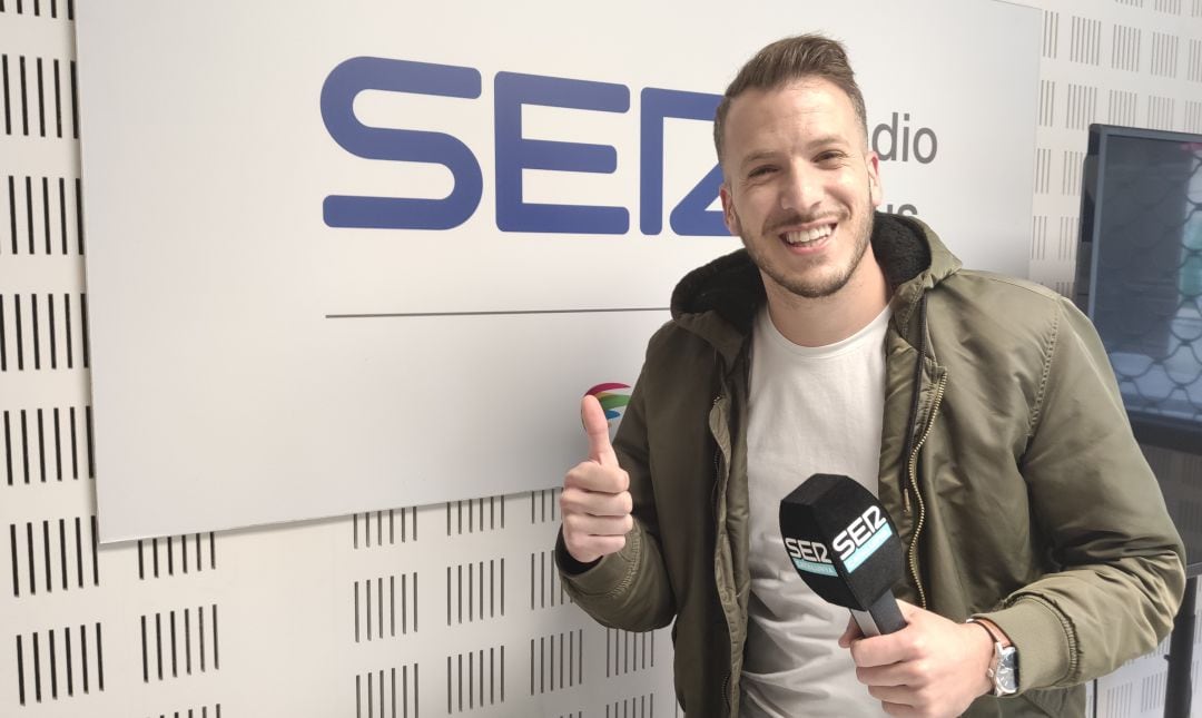 Tonet Blàzquez, cantant de Porto Bello, als estudis de Ràdio Reus. 