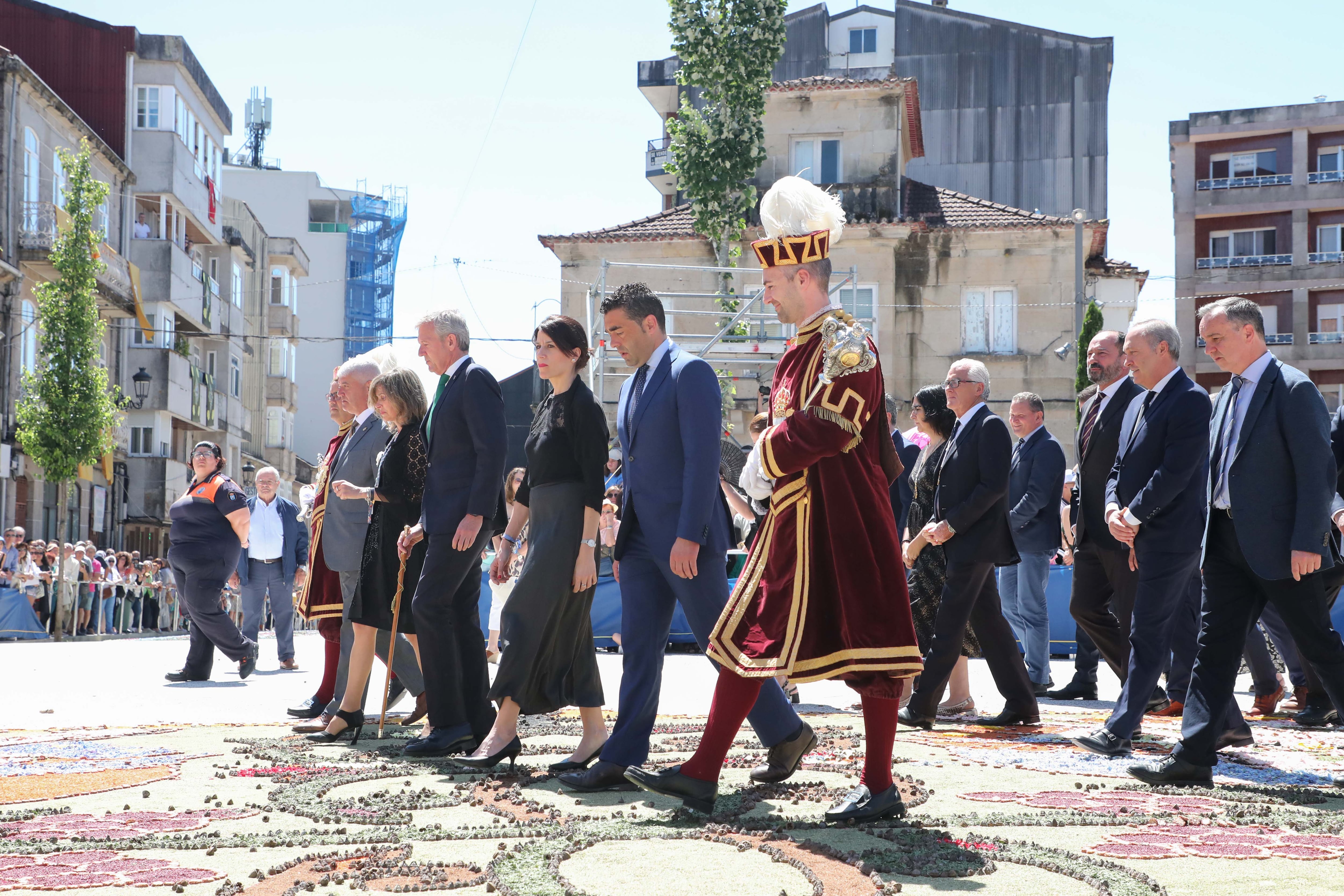 Luis López y Alfonso Rueda en las alfombras florales de Ponteareas