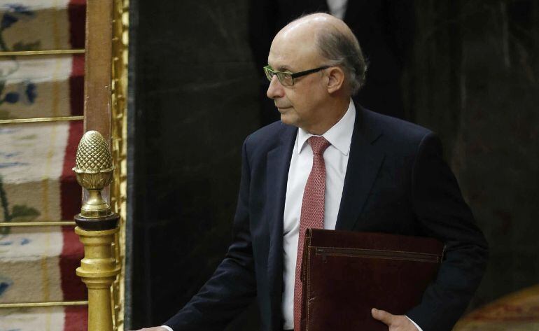 El ministro de Hacienda y Administraciones Públicas, Cristóbal Montoro, durante el pleno del Congreso que hoy aprueba definitivamente los presupuestos generales del Estado para 2016. EFE/Paco Campos