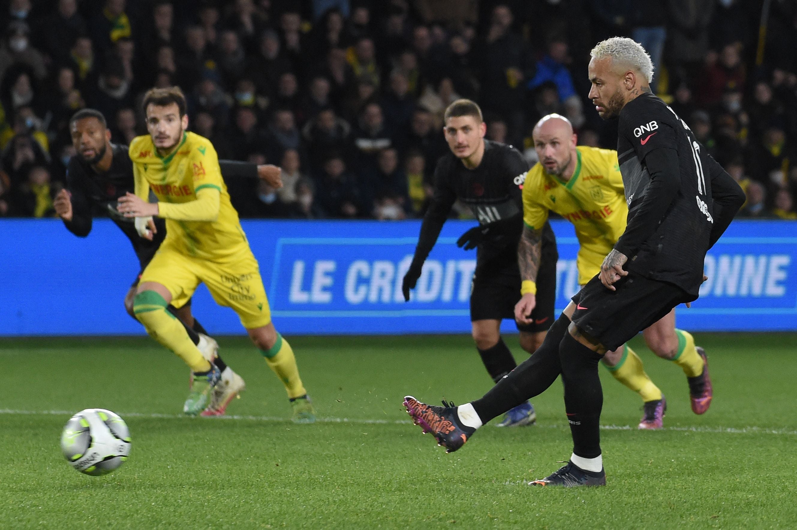 Neymar lanzando el penalti en Nantes