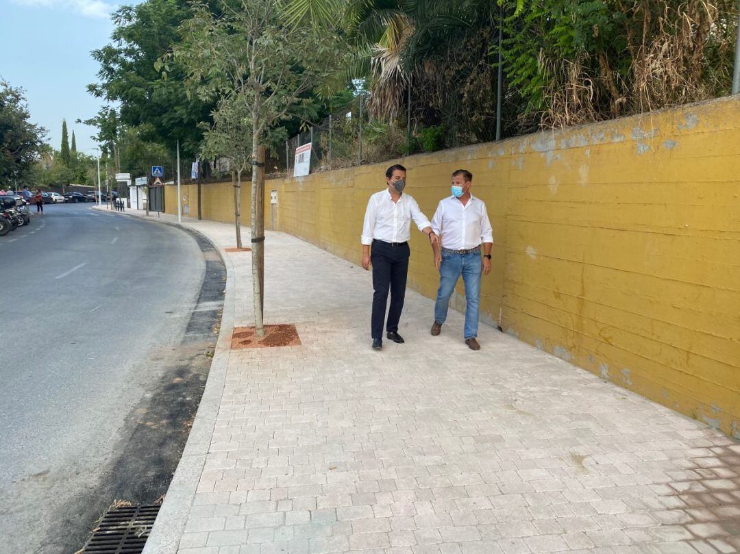 Bellido y Dorado visitando la nueva acera de la carretera de las Ermitas. 